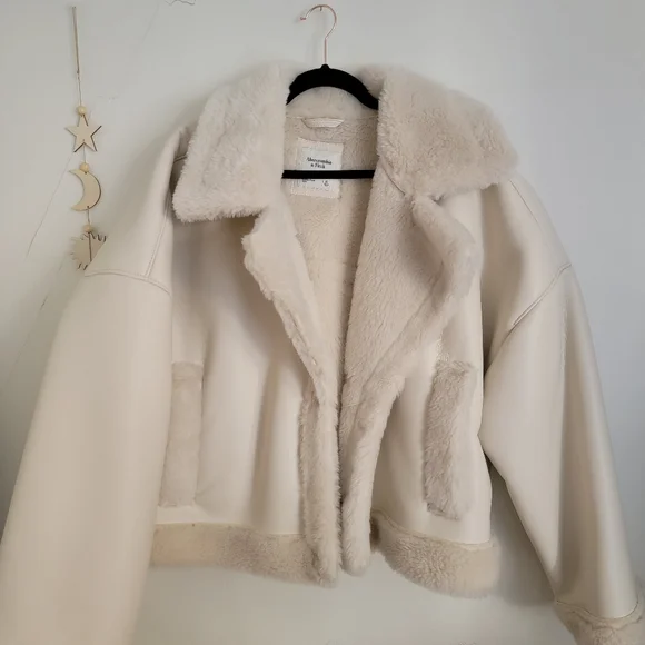 Abercrombie and Fitch Oversized Short Sherpa Lined Vegan Leather Coat White - Picture 4 of 6